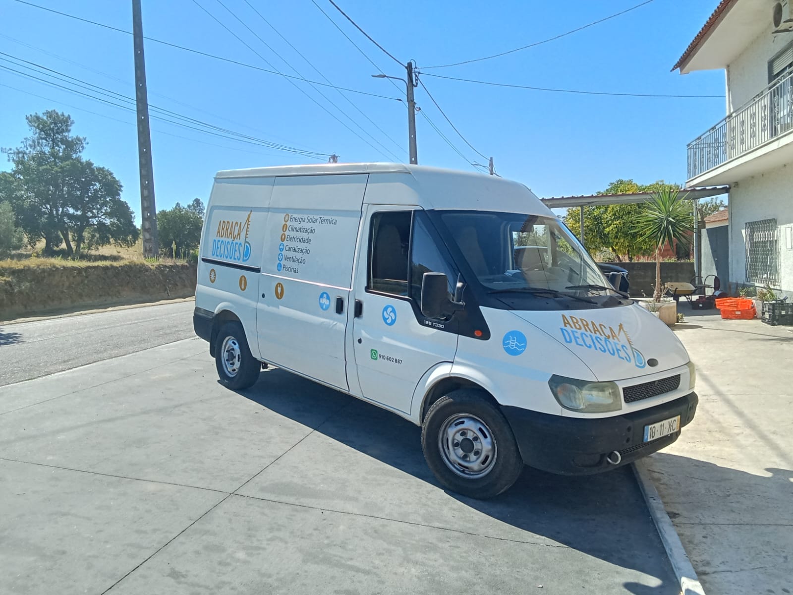Carrinha da Abraça Decisões com os serviços de energia solar, climatização e canalização